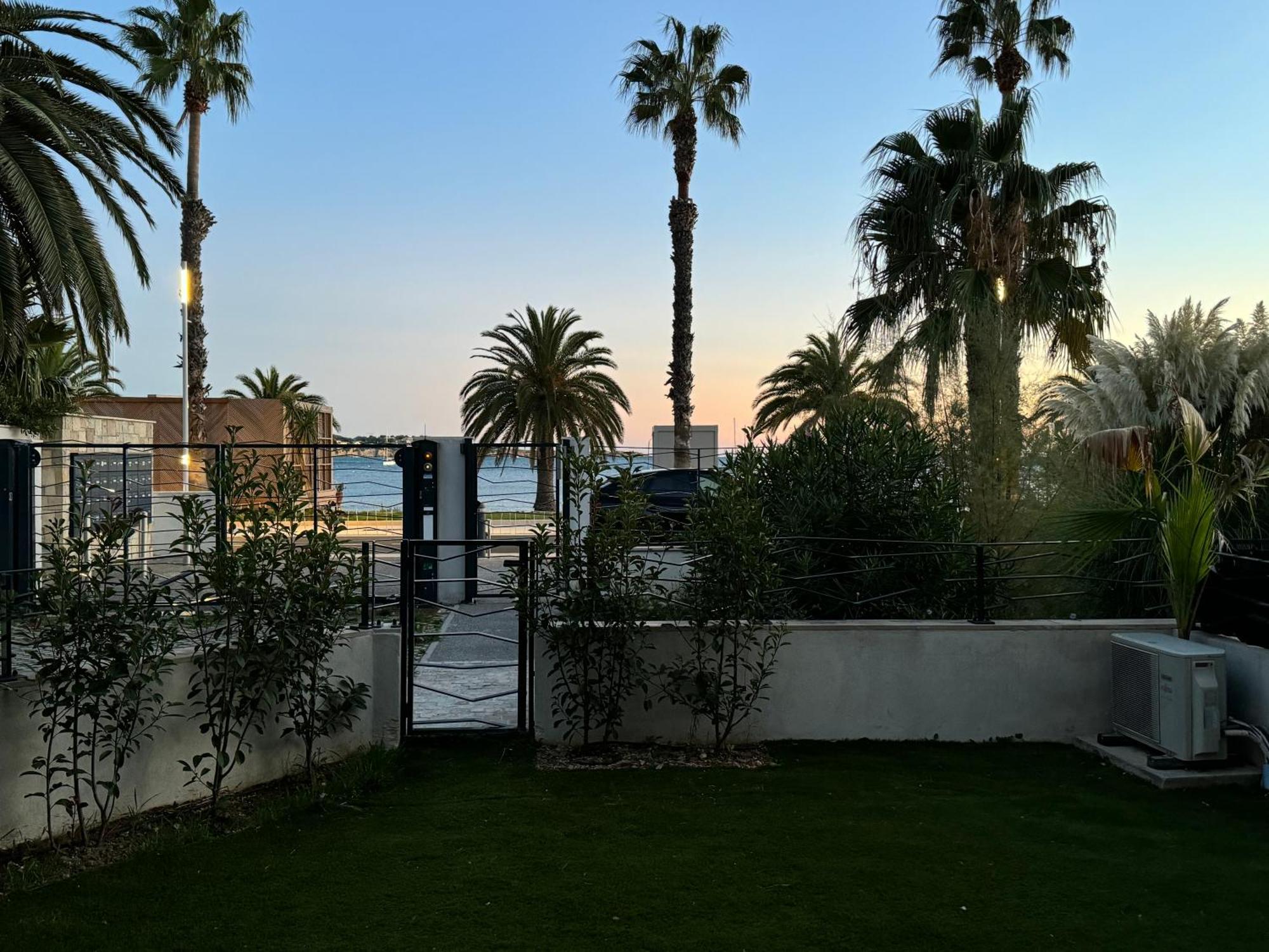 T3 Neuf Avec Terrasse Et Jardin Face A La Mer Бандоль Экстерьер фото